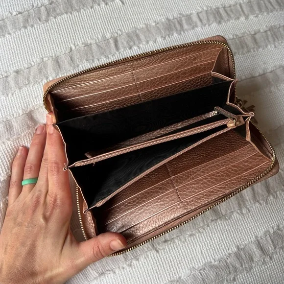 Authentic Gucci- Metallic Pebbled Calfskin SoHo Zip Around Leather Wallet - Picture 3 of 8